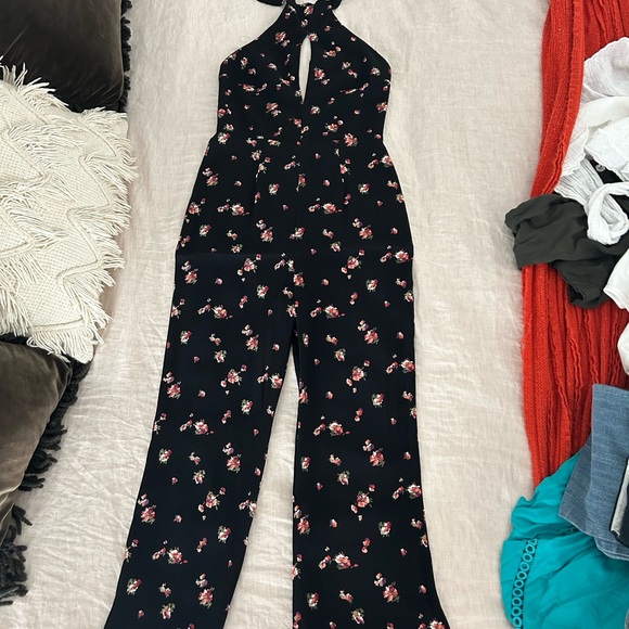 Black and floral pantsuit, keyhole neck - Picture 3 of 4